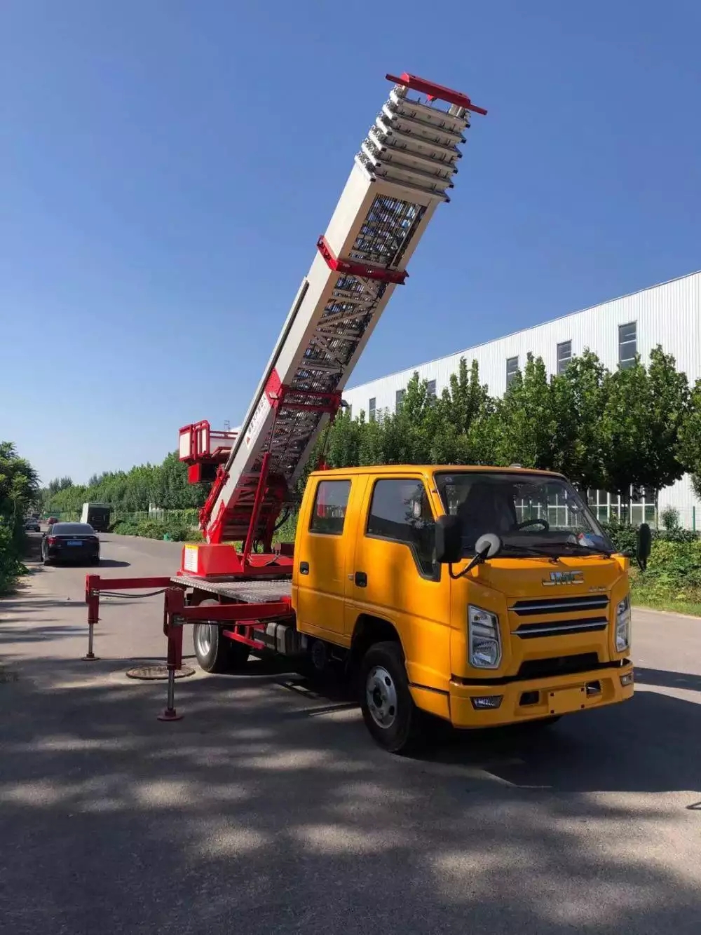 鼎湖附近的云梯车出租服务：轻松解决高空作业需求